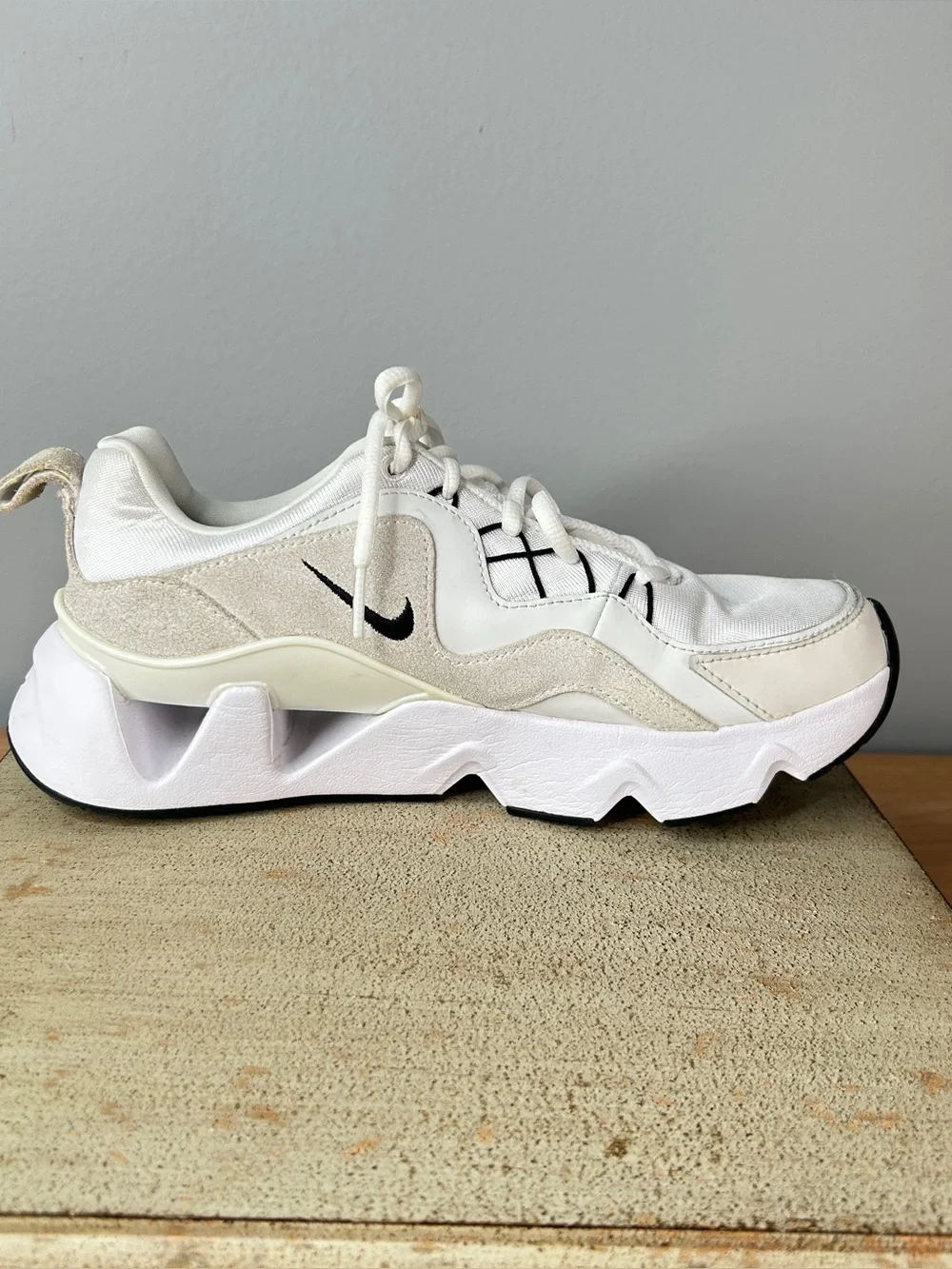 Nike White Sneakers Size 8 Tennis Shoes RYZ 365 Summit - Picture 14 of 16